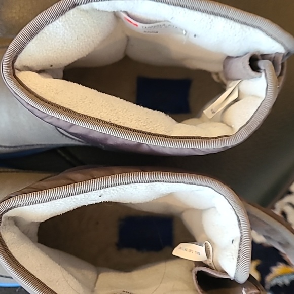 Hardly worn boys Uggs winter boots size 5 - Picture 5 of 5